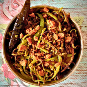 Narkel diye Lauer khosha Bhaja (Coconut mixed Bottle Gourd Peel Fry)