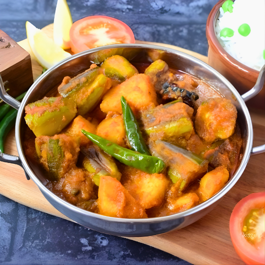 Posto diye Aloo Potoler Dalna (Potato Pointed gourd Curry with Poppy seeds)