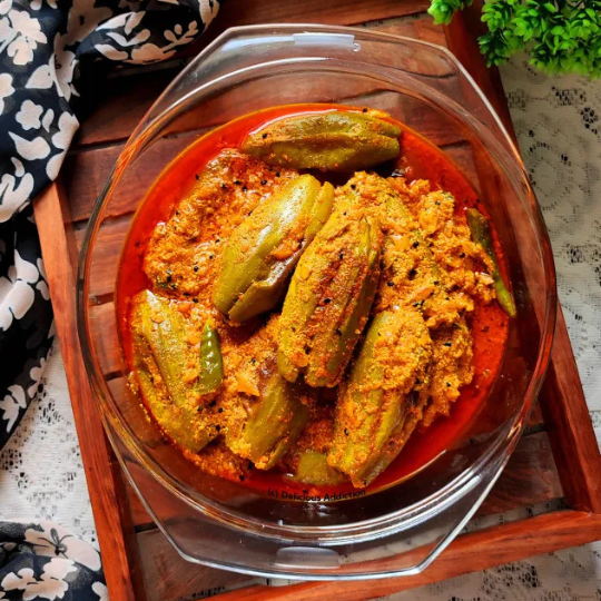 Patoler tel jhol (Pointed gourd light curry with Mustard oil)