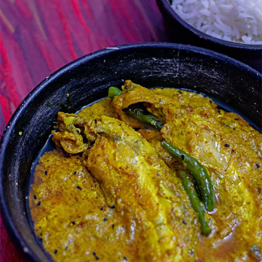 Kacha Lanka Dhonepata Papda (Papda Fish with Green Chilli & Coriander)